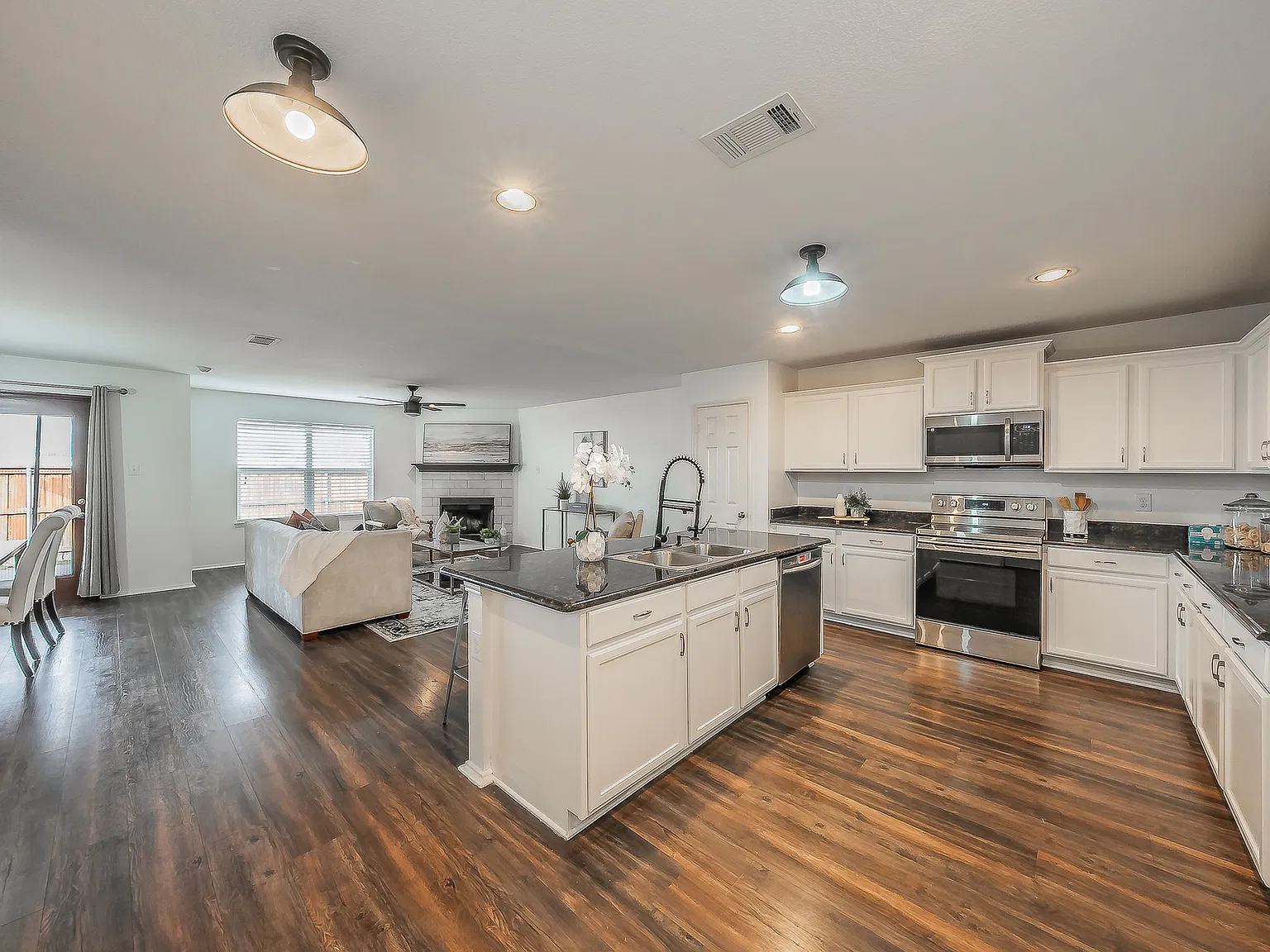 4 bed, 1924 sqft, $2,200 — Photo 3