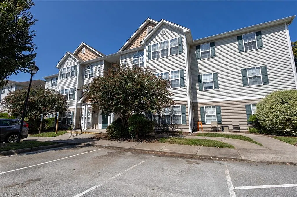 2 bed, 2.0 bath, 1126 sqft — Photo 2