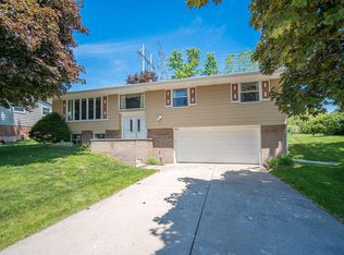 522 Deer Pass Rd, Saukville, WI 53080