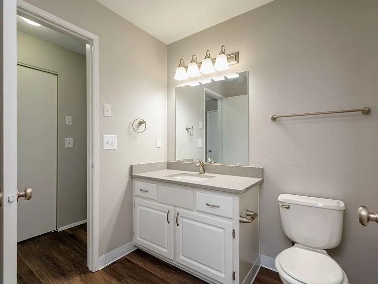 Van Mall North Apartments — Photo 15