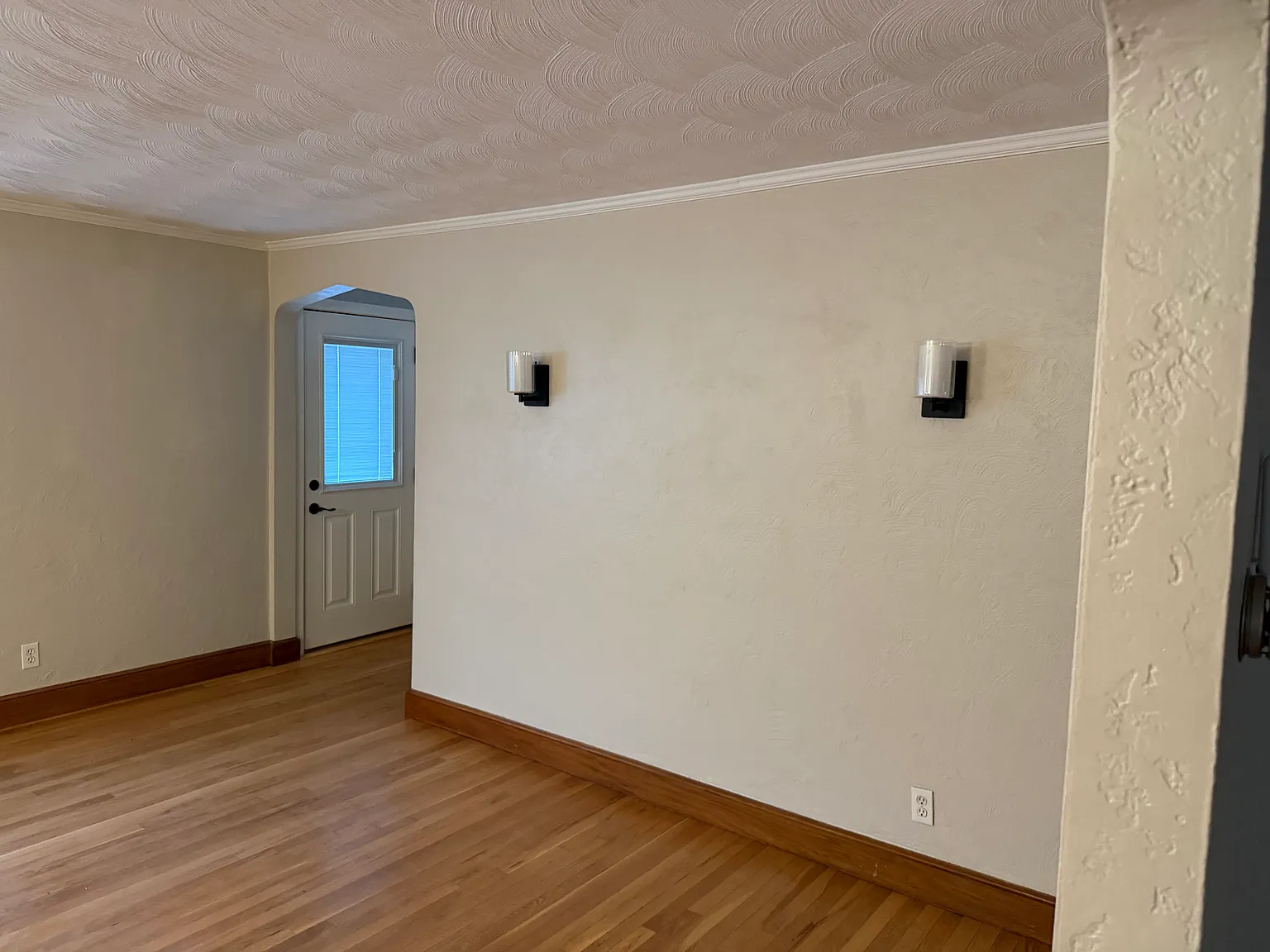 3 bed, $4,200 — Photo 2