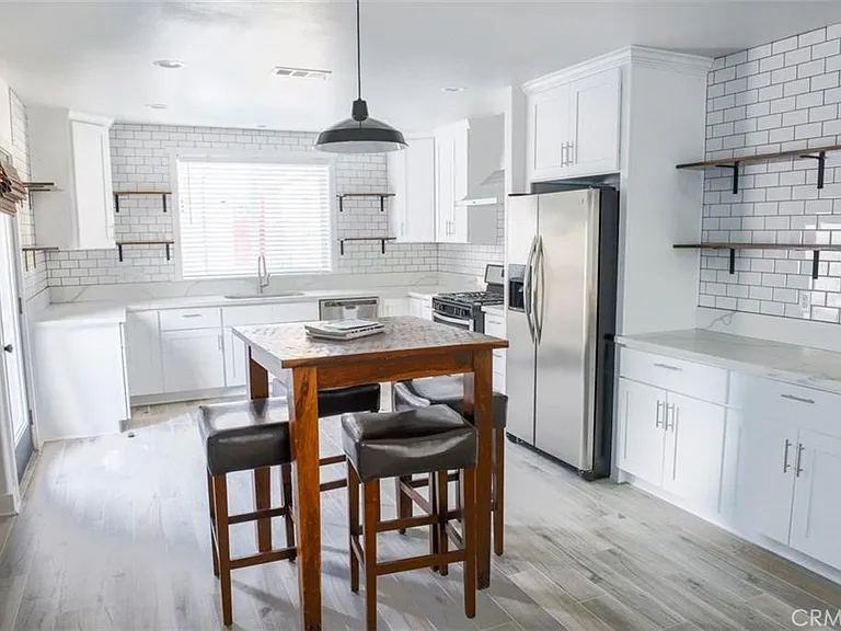 595 Ventura St — Photo 3