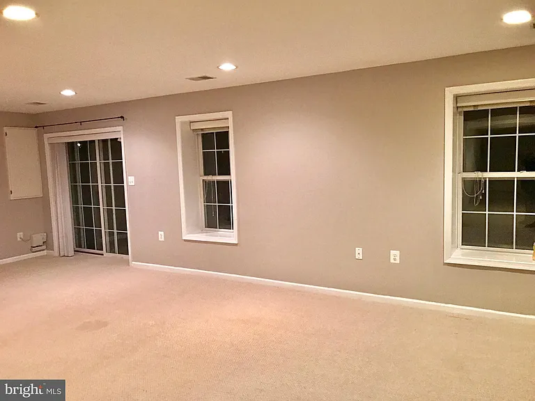 18400 Lanier Island Sq — Photo 34