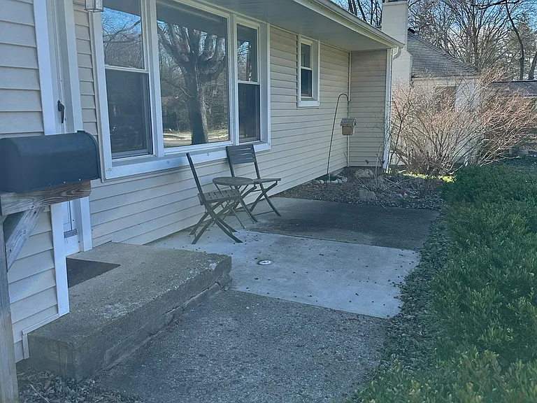 708 Barton Dr — Photo 2