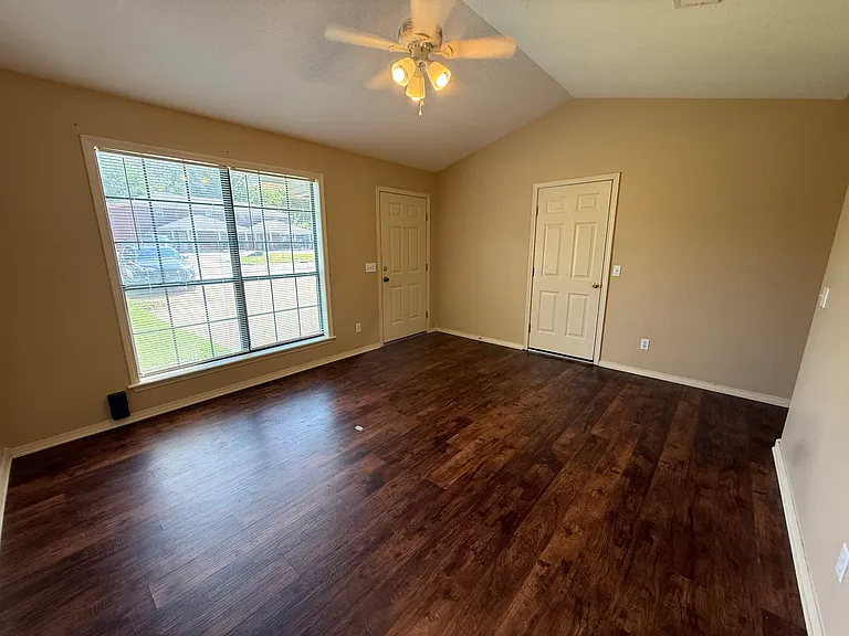 2618 W C St — Photo 4