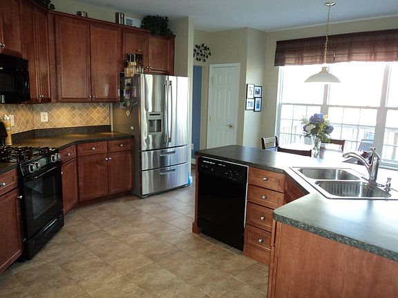4th image of 23210 Daffodil Dr