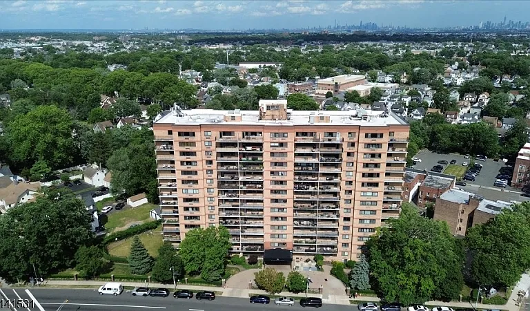 60 Parkway Dr E — Photo 20