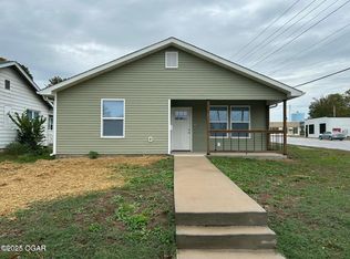 1319 W Broadway St, Webb City, MO 64870