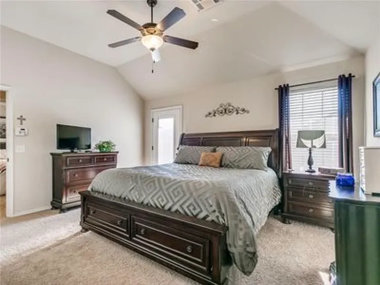 2400 Golden Ln — Photo 29