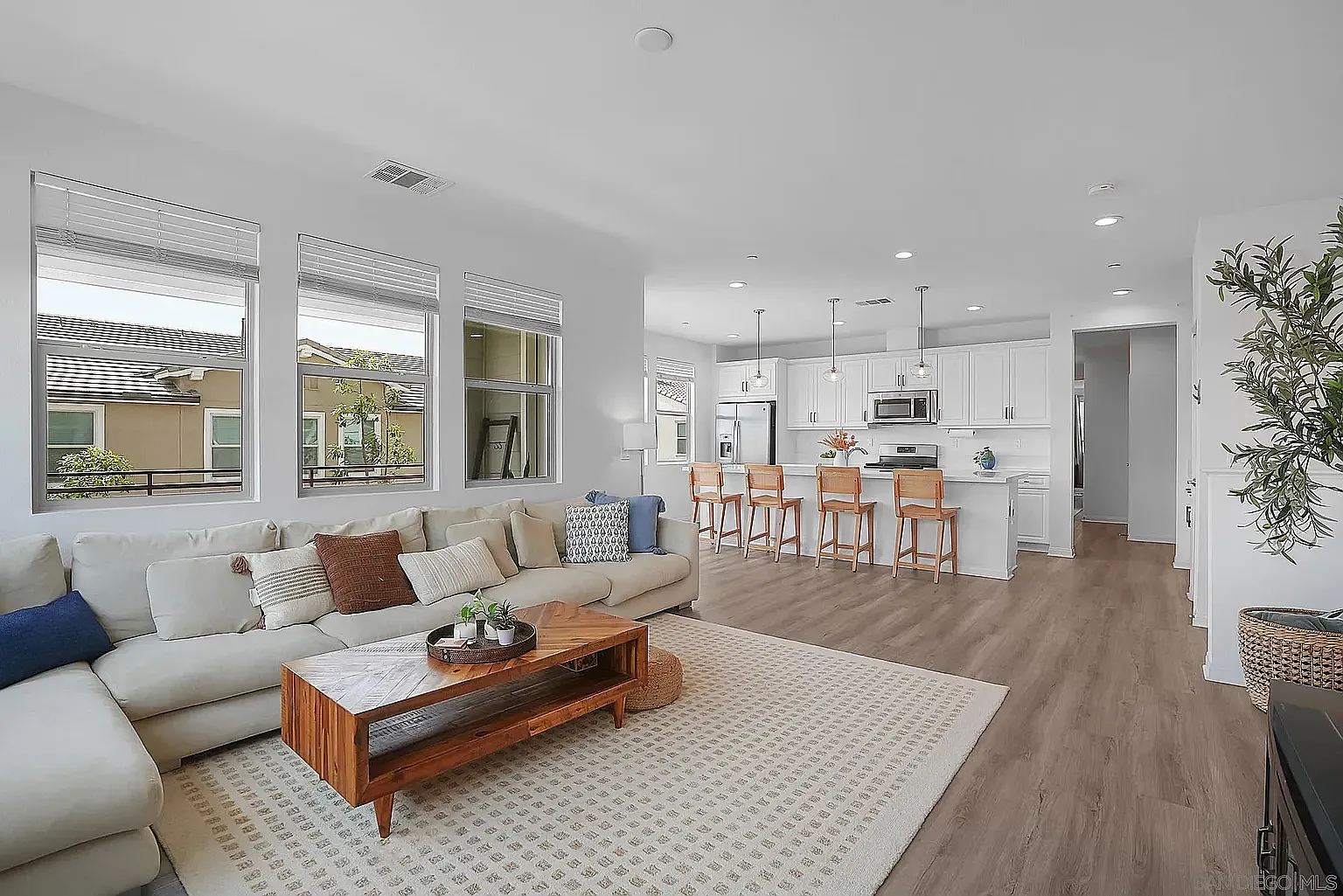 3 bed, 1407 sqft, $3,800 — Photo 4