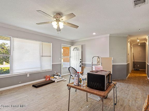 5th image of 750 Becker Ave NE