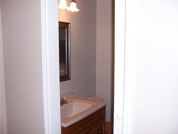 4th image of 304 Julie Dr