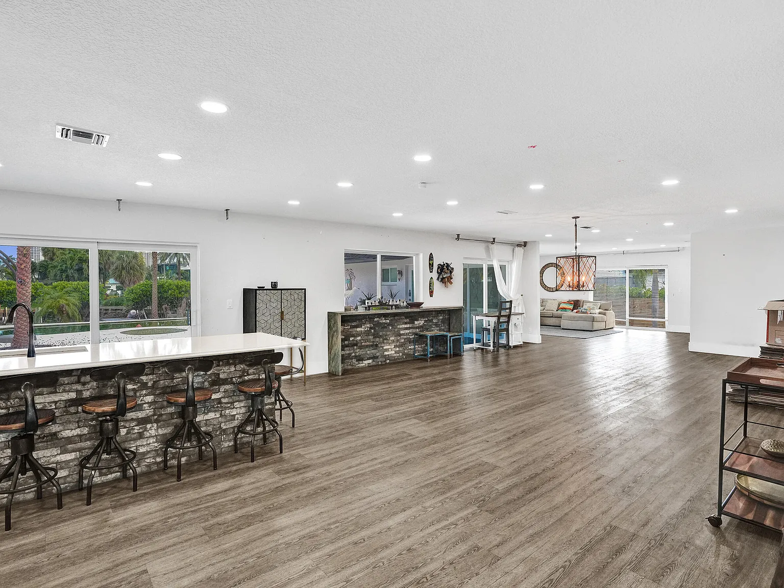 6 bed, 4.0 bath, 3630 sqft, $9,995 — Photo 3