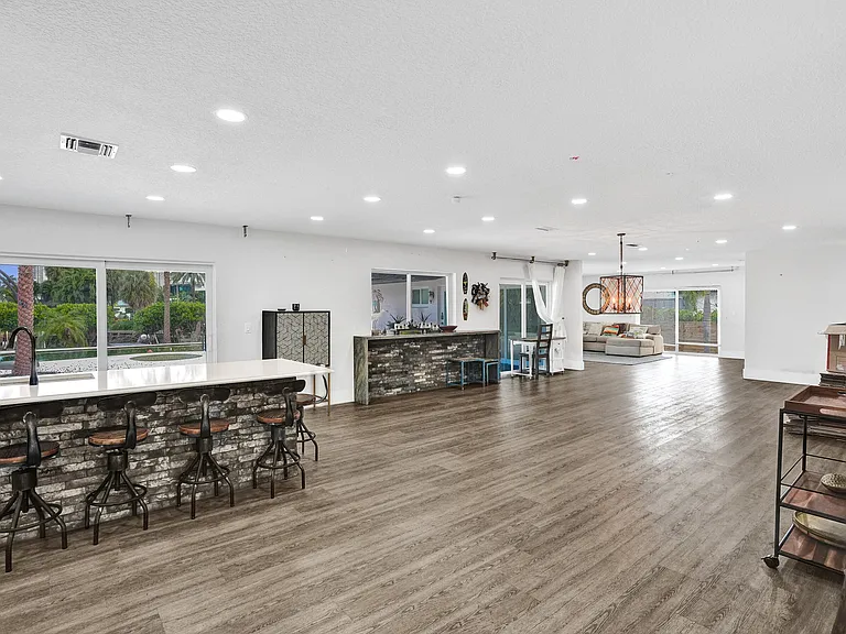 343 Layne Blvd — Photo 3