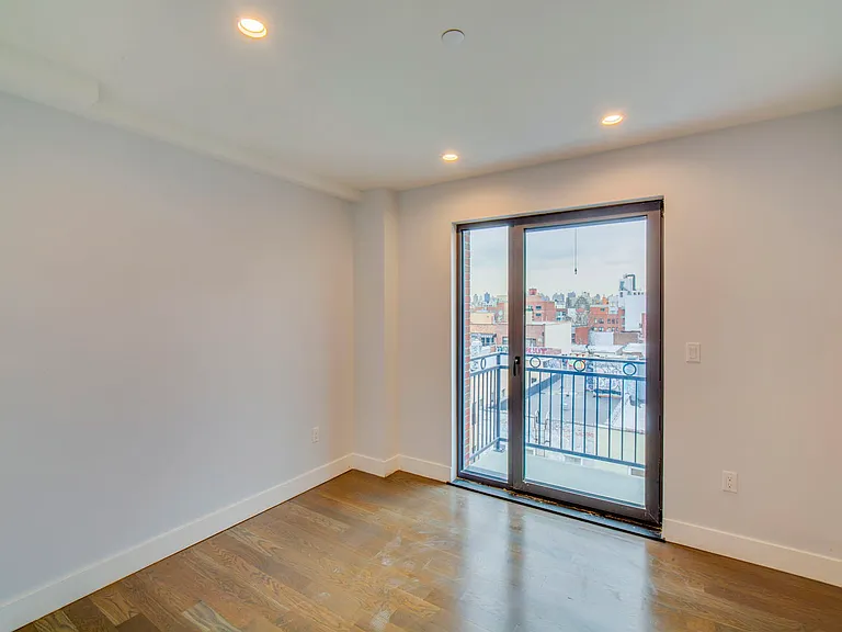 25-40 31st St #4A — Photo 4