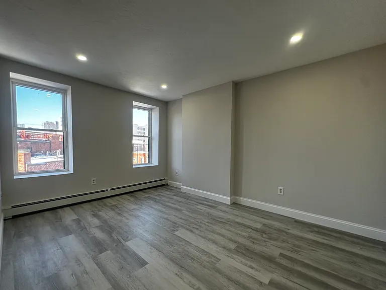90 Hammond St #4F — Photo 4