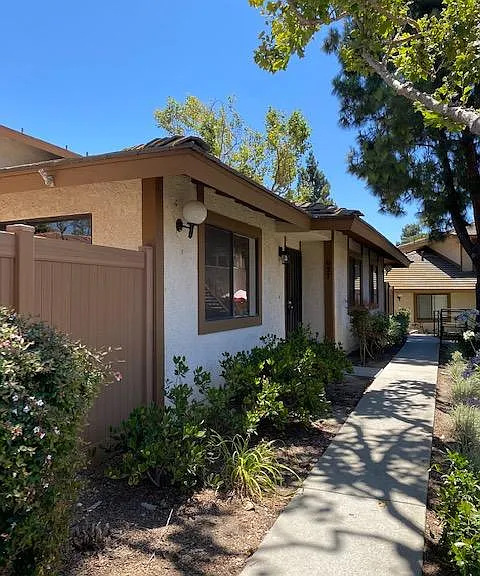637 Sydney Ln — Photo 1
