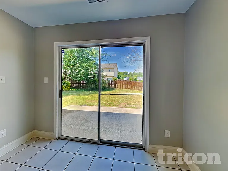 106 Newbury Dr — Photo 5