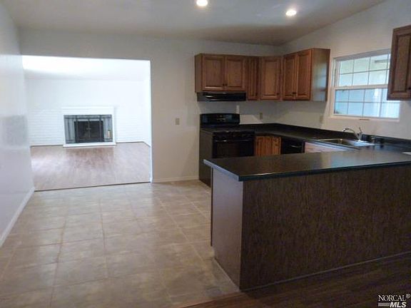 4th image of 525 Isabella Dr