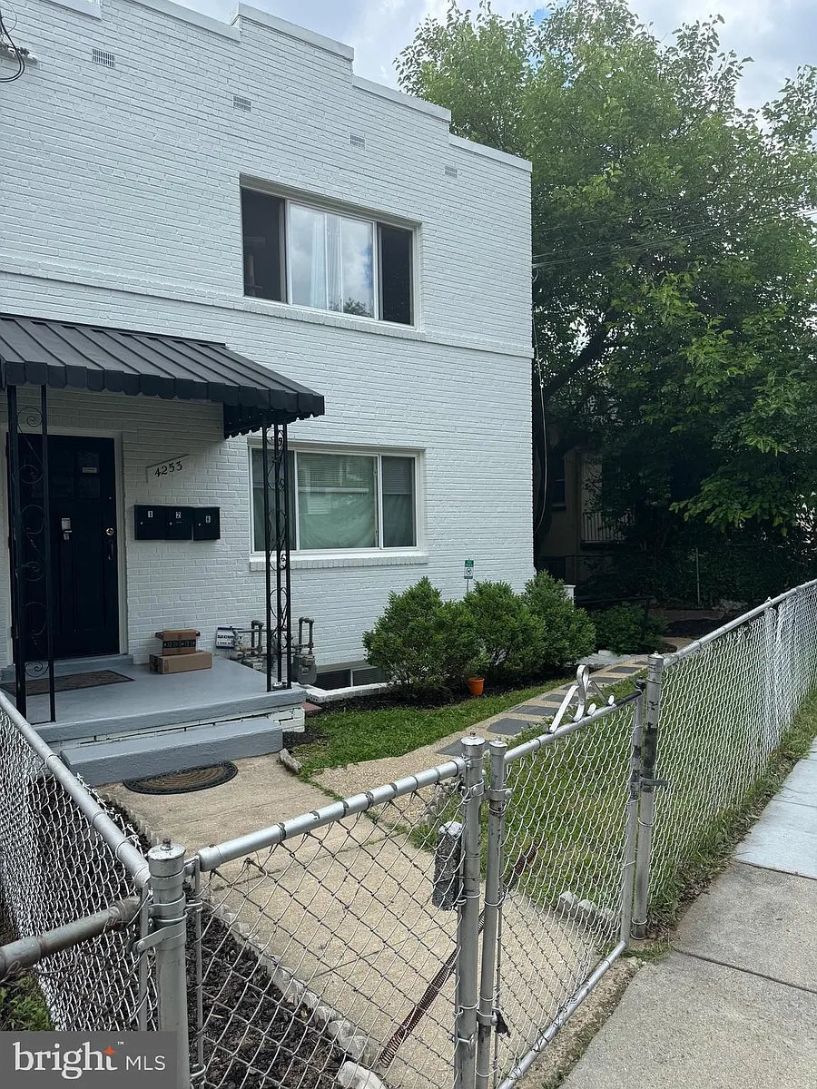 Building Photo - 4253 Brooks St NE #B