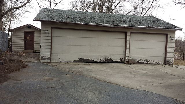 2nd image of 1037 Elm St