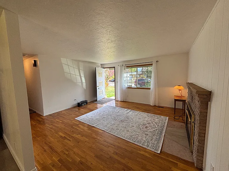 210 Corcoran Ln — Photo 2