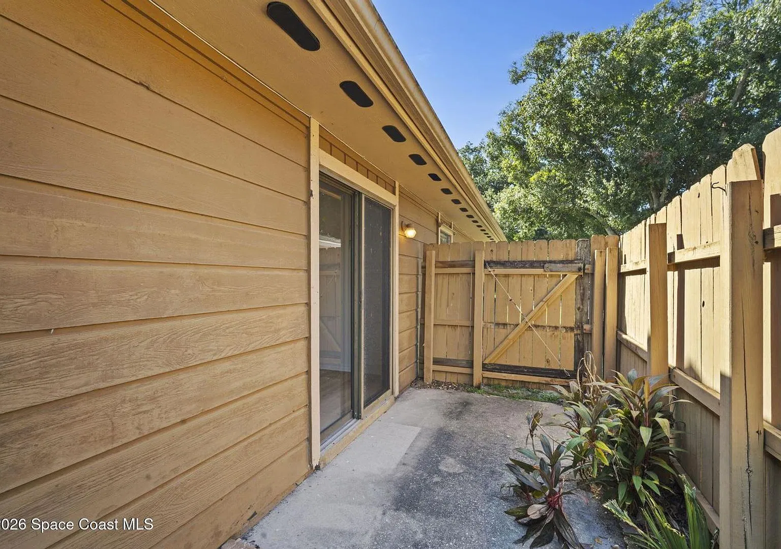 Welcome home to this beautifully updated 3-bedroom, 2-bath half-duplex featuring a one-car garage... — Photo 3