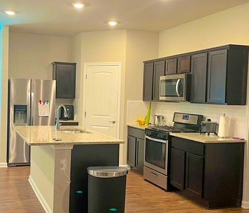 5th image of 724 Lakeshore Village Ln
