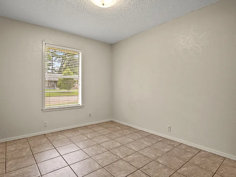 905 N Johnson Ave — Photo 6