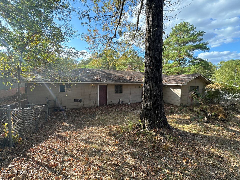 2nd image of 1732 Camellia Ln