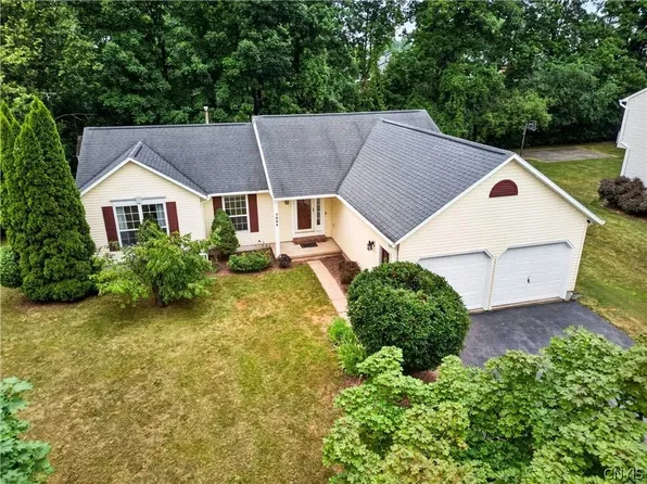 7554 Sugarwood Ln, North Syracuse, NY 13212