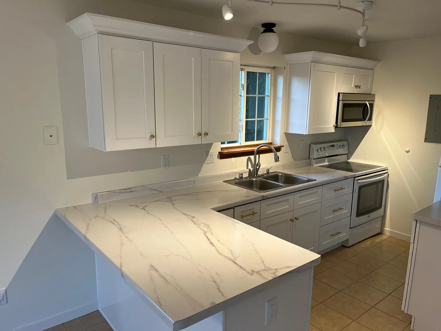 3 bed, 1800 sqft, $2,090 — Photo 3