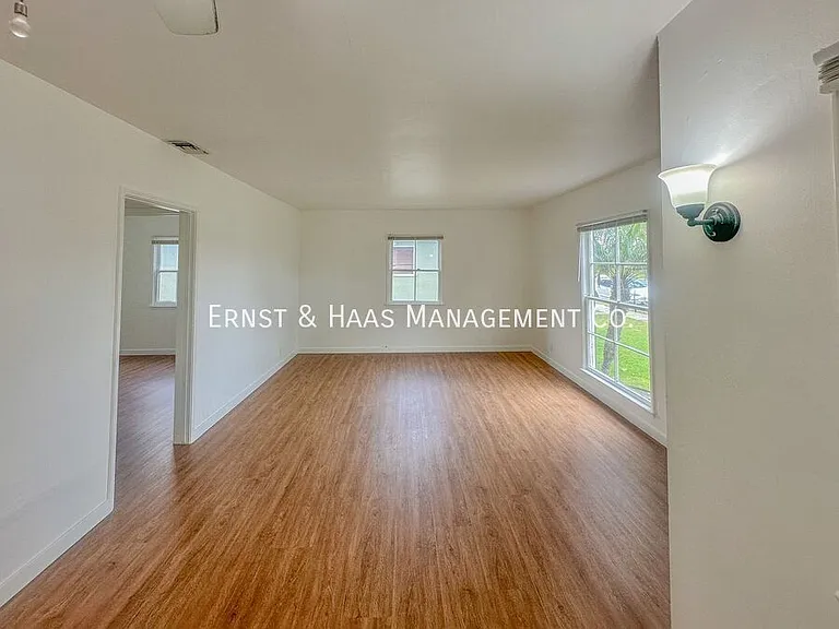 1618 E 63rd St — Photo 3
