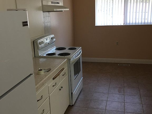 KITCHEN W/ DINING AREA