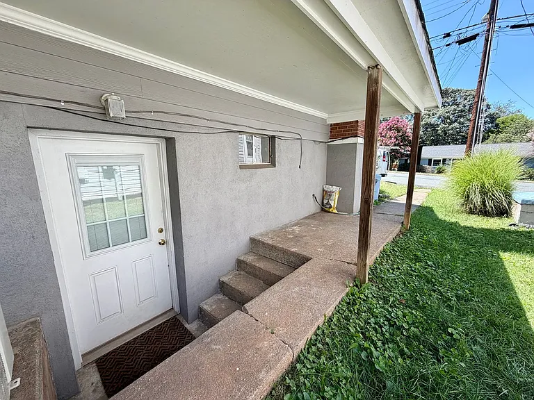 1212 Agnese St #B — Photo 1