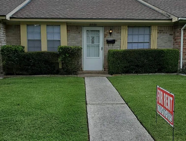 2302 Buchanan Dr — Photo 1