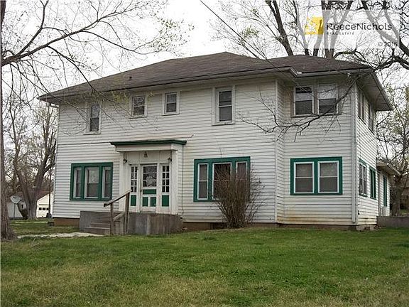 This shows the West entry way to the 4-Plex on a large corner lo