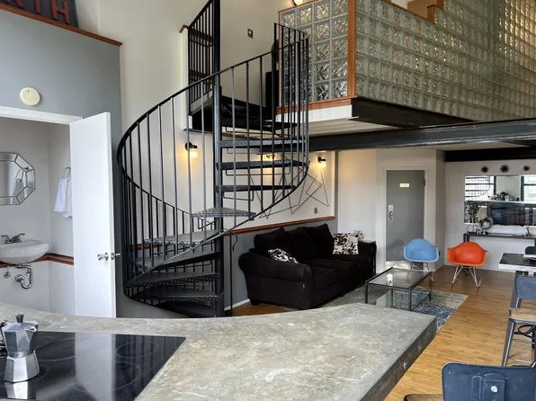 17 N Elizabeth St #3F, Chicago, IL 60607