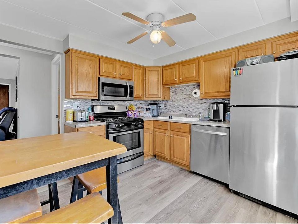 1st image of 10911 S Lloyd Dr APT 2
