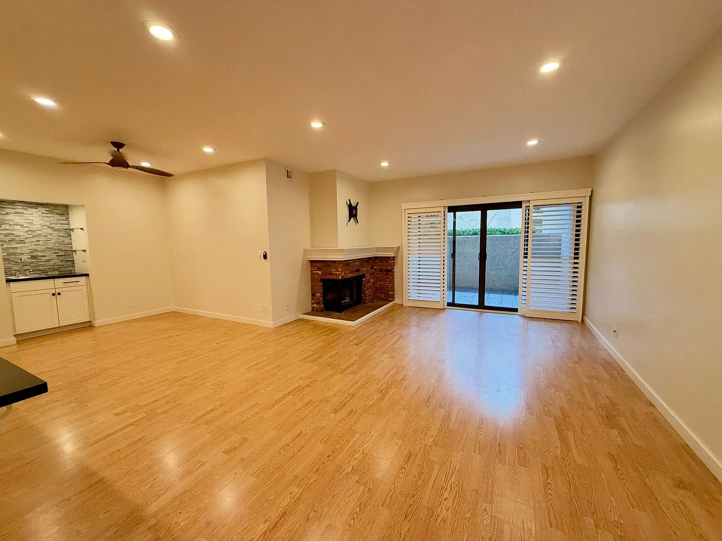 Beautiful Condo in a Quiet Serene HOA in Playa Del Rey! — Photo 4