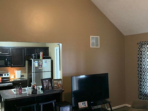 2nd image of 221 Crooked Oak Ct