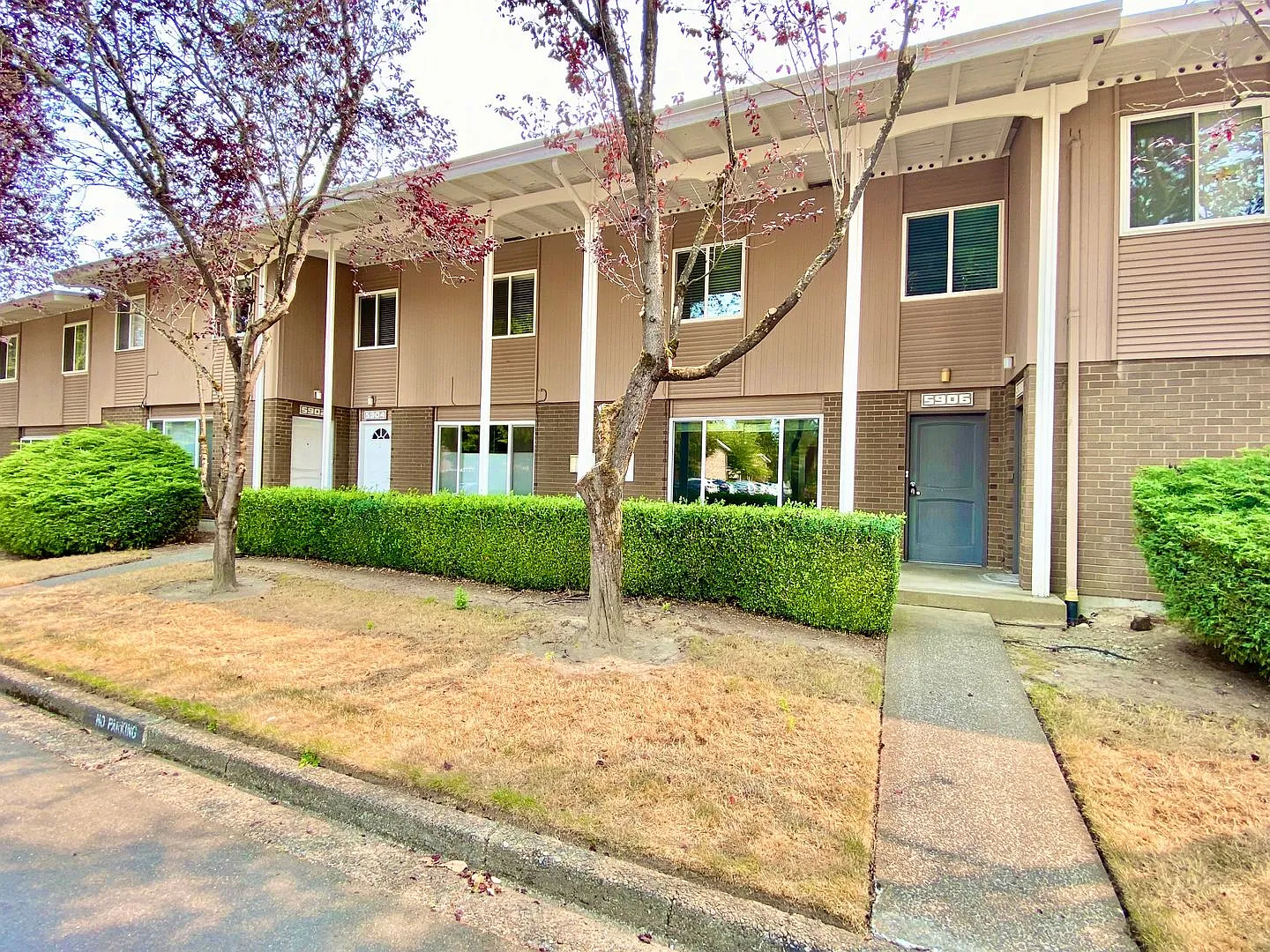 Charming Townhome in Bellevue's Newport Hills Community — Photo 1