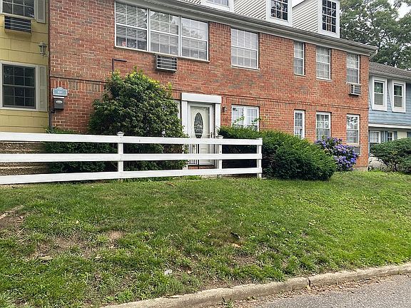 4th image of 100 Towne House Vlg #308