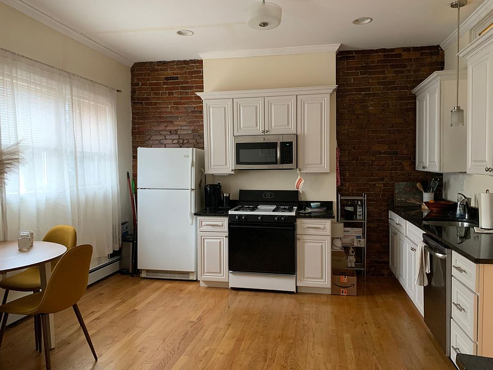 Kitchen, dishwasher, disposal, built-in microwave