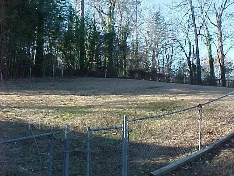 1928 Poplar Dr — Photo 15