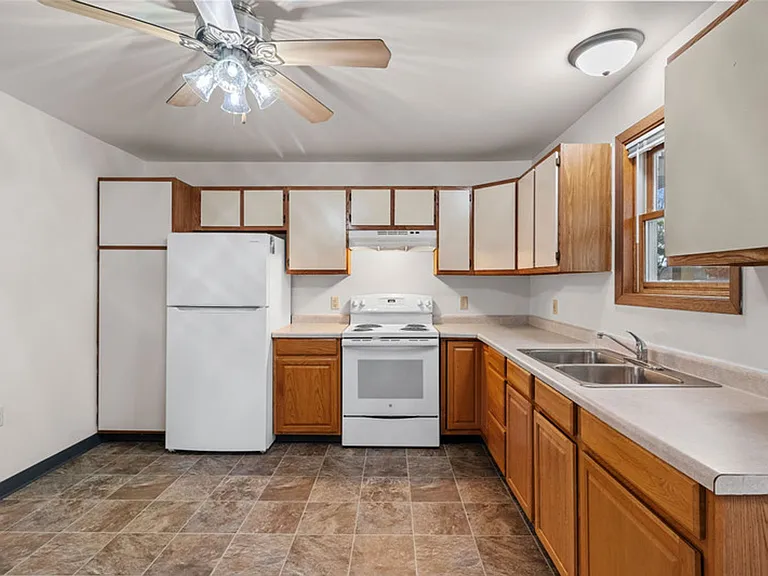 Hickory Drive and Pinecrest Apartments — Photo 10