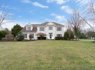 5 Sage Ln, Glenmont, NY 12077