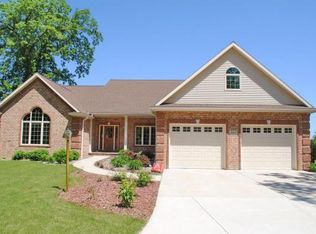 2663 E Shore Dr, Green Bay, WI 54302