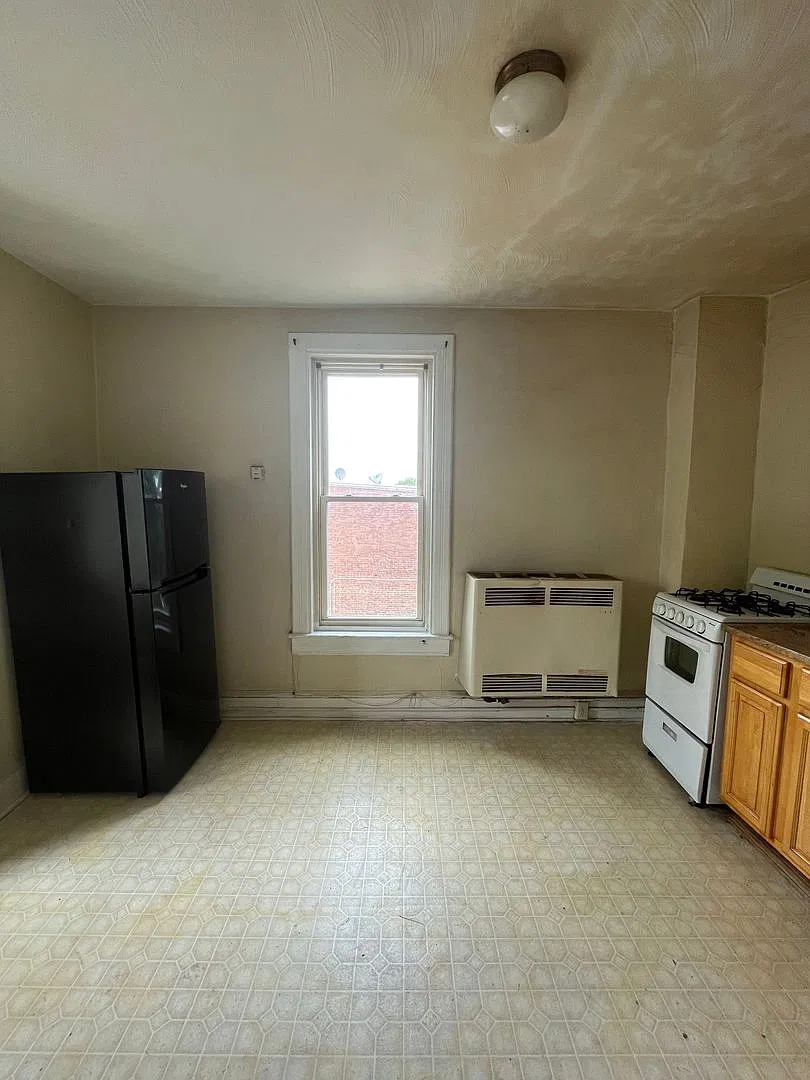 143 S Queen — Photo 3