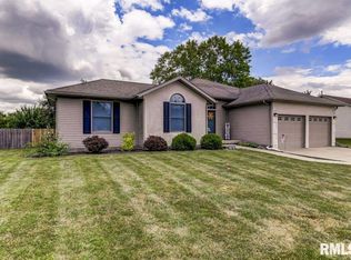 220 Colonial Ct, New Berlin, IL 62670